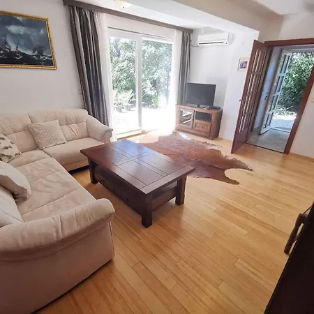 Apartment In 13937 Selce